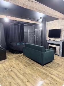 ein Wohnzimmer mit Sofa und Kamin in der Unterkunft Loveroom agathoise in Agde
