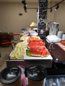 a buffet with several plates of food on a table at "Hotel Paramount" Próximo a 25 Março, Brás, Bom Retiro, Exporcenter Norte e Distrito do Anhembi, Perto Metro Republica e Luz ' TEMOS ESTACIONAMENTO NO HOTEL" in São Paulo