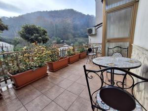 a balcony with a table and chairs and plants at Beautiful Dreams in San Giorgio a Liri