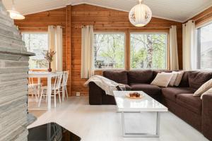 a living room with a couch and a table at Rukan Talvihovi in Ruka