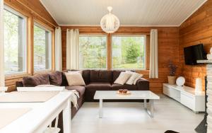 a living room with a couch and a table at Rukan Talvihovi in Ruka