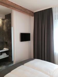 Un pat sau paturi într-o cameră la Hotel Lindenhof