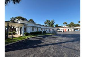 a row of buildings in a parking lot at Regency Inn Daytona Beach Near Airport in Daytona Beach