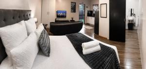 ein Schlafzimmer mit Bett und ein Wohnzimmer in der Unterkunft Scarlett's in Welgelegen