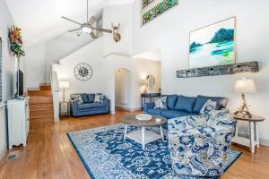 a living room with a blue couch and a table at Brooklyn's Refuge in Berlin