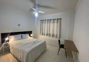 a bedroom with a bed and a ceiling fan at 474 Flats e Suítes Standard in Ipatinga +112 photos