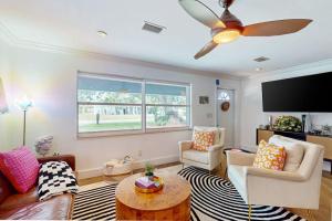 a living room with a couch and a ceiling fan at Casa Coconut in Naples
