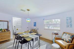 a living room with a dining room table and chairs at Casa Coconut in Naples