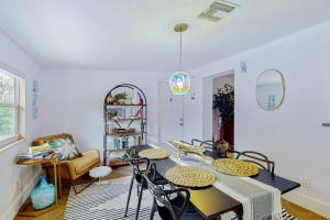 a dining room with a table and chairs at Casa Coconut in Naples