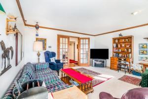 ein Wohnzimmer mit Sofa und Fernseher in der Unterkunft Hidden Gem in Arcadia