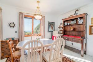 ein Esszimmer mit Tisch und Stühlen in der Unterkunft Hidden Gem in Arcadia