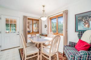 ein Esszimmer mit Tisch und Stühlen in der Unterkunft Hidden Gem in Arcadia