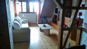 ein Wohnzimmer mit einem Sofa und einem Couchtisch in der Unterkunft Schweizerblick in Hänner