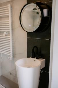 a bathroom with a sink and a mirror on the wall at Apartment am Berg II in Grünstadt