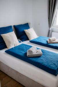 two beds with towels sitting on top of them at Apartment am Berg II in Grünstadt