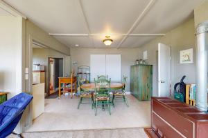 a room with a table and chairs and a kitchen at Green Cottage Getaway in Frankfort