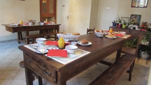 - une table en bois avec de la nourriture dans l'établissement Auberge Les Volcans, à Murat