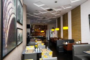 a dining room with tables and chairs in a restaurant at Flat Executivo GRU Airport in Guarulhos