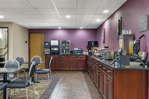a restaurant with a bar with chairs and a counter at Best Western Plover-Stevens Point Hotel & Conference Center in Plover