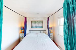 a bedroom with a bed and a window at Riviera Sunset in Chatham +12 photos