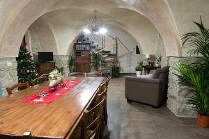 salon ze stołem i choinką świąteczną w obiekcie Bed & Breakfast Via Venezia w mieście Regalbuto