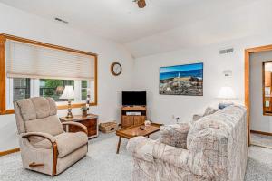 a living room with a couch and two chairs at Lakeside Living in Lakeside