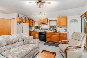 a living room with a couch and a kitchen at Lakeside Living in Lakeside