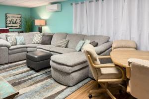 a living room with a couch and a table at Cherry Fish North in Beulah
