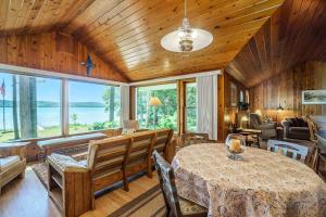 a dining room with a table and chairs in a room at Serenity in Honor
