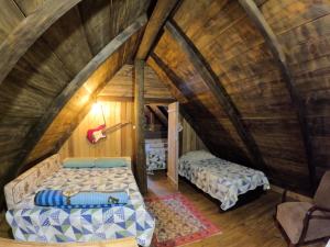 a room with two beds in a attic at Casa de toras in Campo Alegre