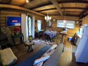 a living room with a table in a log cabin at Casa de toras in Campo Alegre