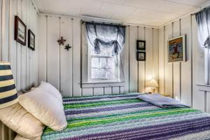 a bedroom with a bed and a window at Sea la Vie in Harwich