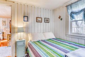 a bedroom with a bed and a window at Sea la Vie in Harwich