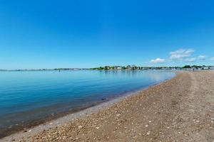 a view of the beach from the shoreline at Bayview Bliss in West Yarmouth