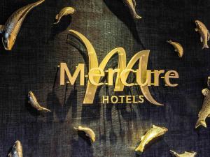 ein Schild für ein Marmite-Hotel mit einigen Bananen in der Unterkunft Mercure Vannes Le Port in Vannes