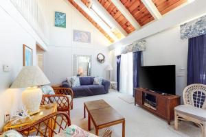 ein Wohnzimmer mit Sofa und Fernseher in der Unterkunft Summersea in Mashpee