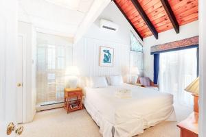 ein Schlafzimmer mit einem weißen Bett und einem Fenster in der Unterkunft Summersea in Mashpee