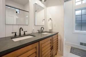 Gallery image of Lakeshore Luxury in Union Pier +29 photos