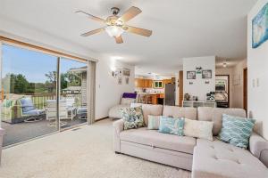a living room with a couch and a ceiling fan at Fontano Casa in Coloma