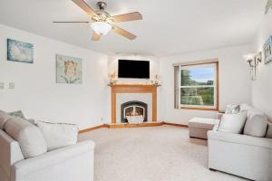 a living room with two couches and a fireplace at Fontano Casa in Coloma