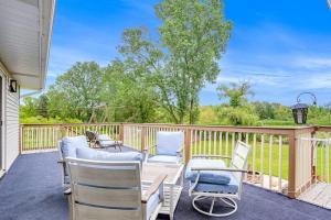 a patio with chairs and a table on a deck at Fontano Casa in Coloma