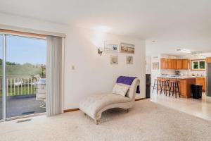 a living room with a chair and a kitchen at Fontano Casa in Coloma