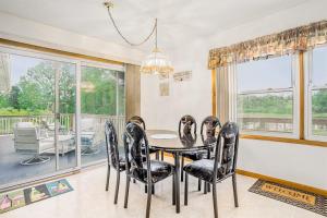 a dining room with a table and chairs at Fontano Casa in Coloma +20 photos