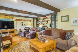 ein Wohnzimmer mit Sofa und Fernseher in der Unterkunft Riverside Abode in Thompsonville
