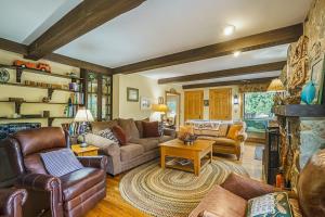 ein Wohnzimmer mit Ledermöbeln und einem Kamin in der Unterkunft Riverside Abode in Thompsonville