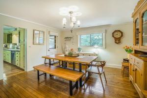 eine Küche mit Tisch und Esszimmer in der Unterkunft Riverside Abode in Thompsonville + 31 Fotos