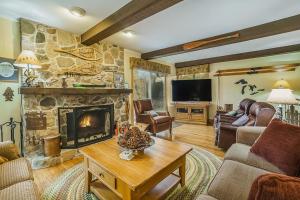 ein Wohnzimmer mit Kamin und Fernseher in der Unterkunft Riverside Abode in Thompsonville