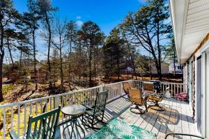 a balcony with chairs and a table and a tablektopktop at Eastham Glen in Eastham