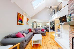 ein Wohnzimmer mit Sofa und Tisch in der Unterkunft Tree Top Oasis in Truro