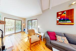 ein Wohnzimmer mit Sofa und Sessel in der Unterkunft Tree Top Oasis in Truro
